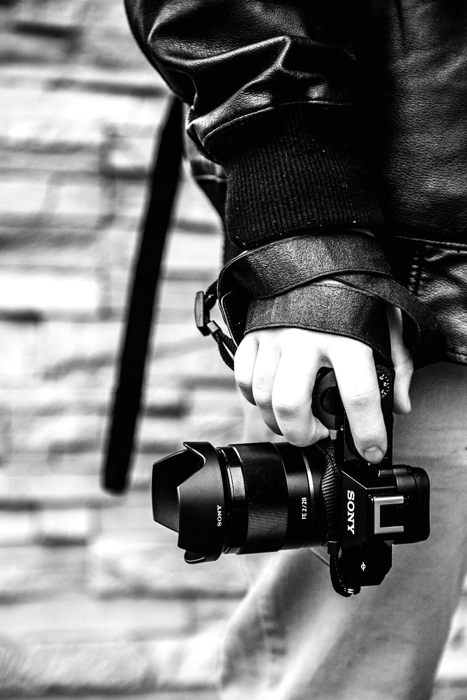 Photographe tenant un appareil Sony